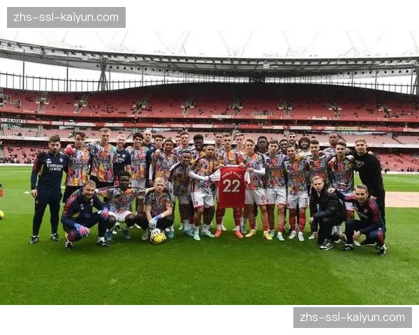 通讯:蒙扎主场告别战,全队赛后绕场感谢球迷支持 通讯:蒙扎主场告别战,全队赛后绕场感谢球迷支持